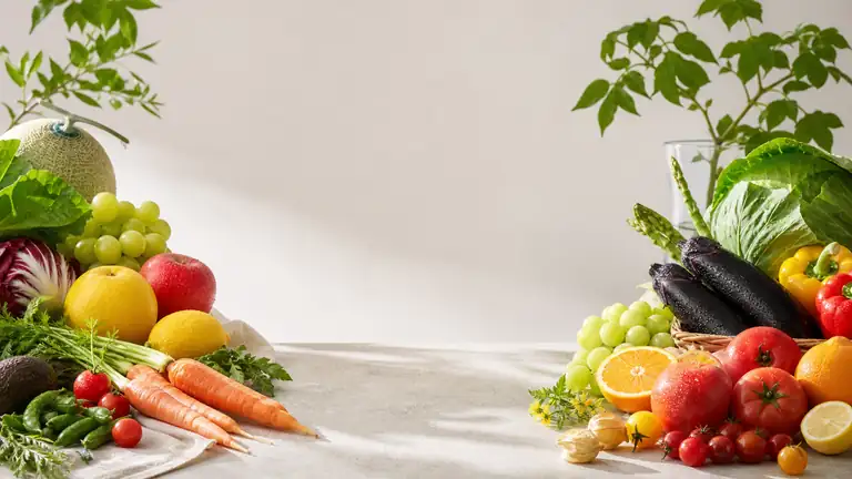 新鮮な野菜と果物が並ぶ市場のイメージ