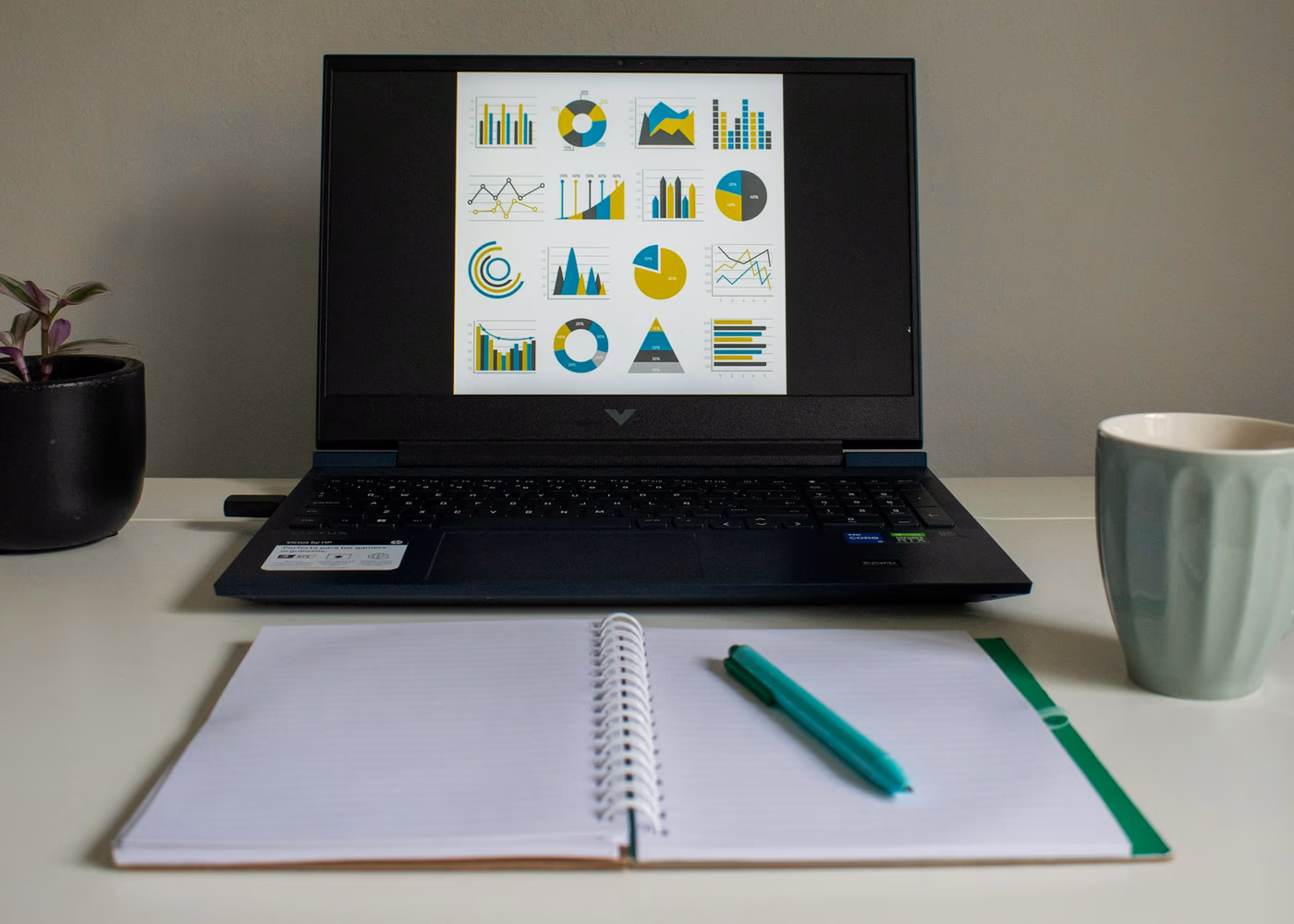 グラフを表示したPCと記録ノートの写真